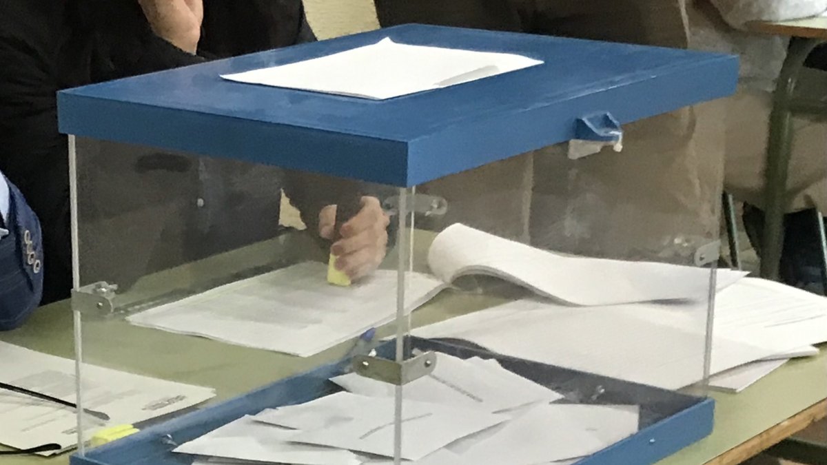 Una imagen de archivo de una urna electoral