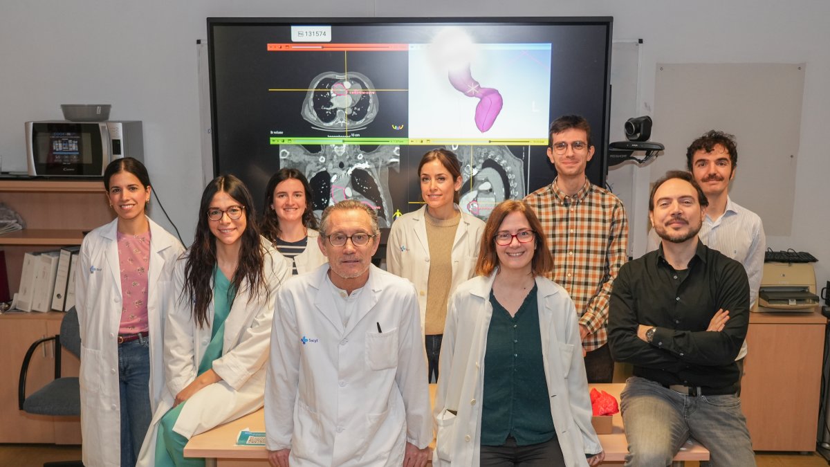 Carlos Baladrón con su equipo del Hospital Clínico.