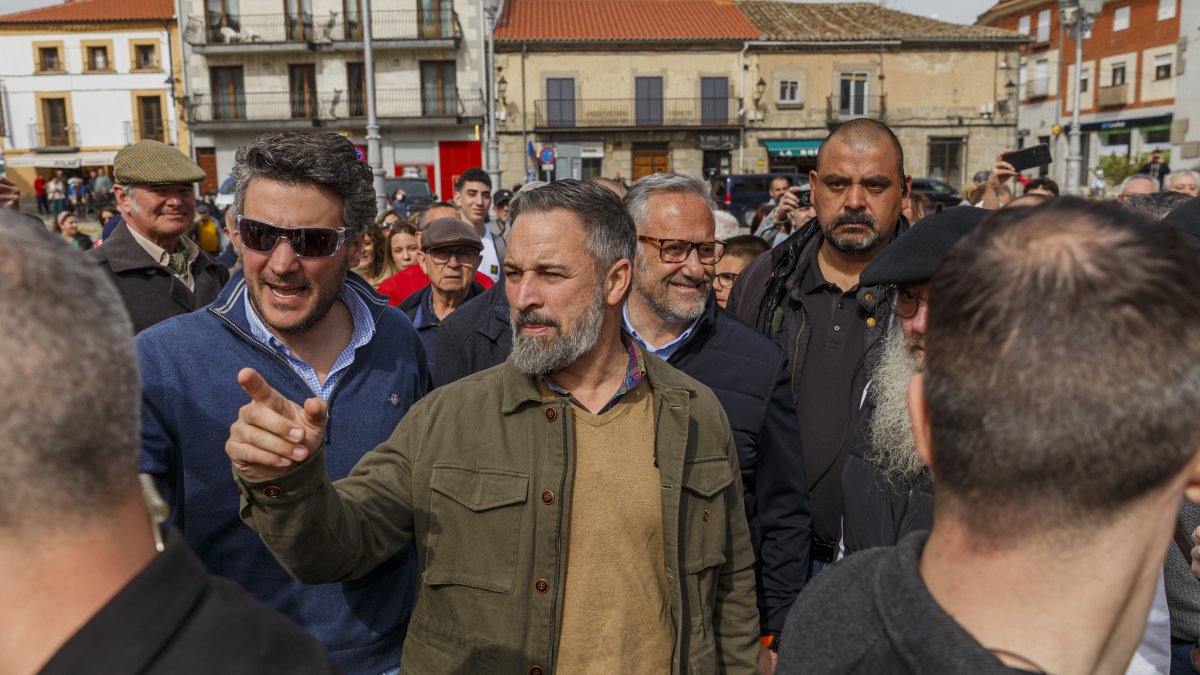 Abascal pide al PP que deje las "piruetas" en las conversaciones y recuerda que se negociará "medida a medida" con "plazos concretos"