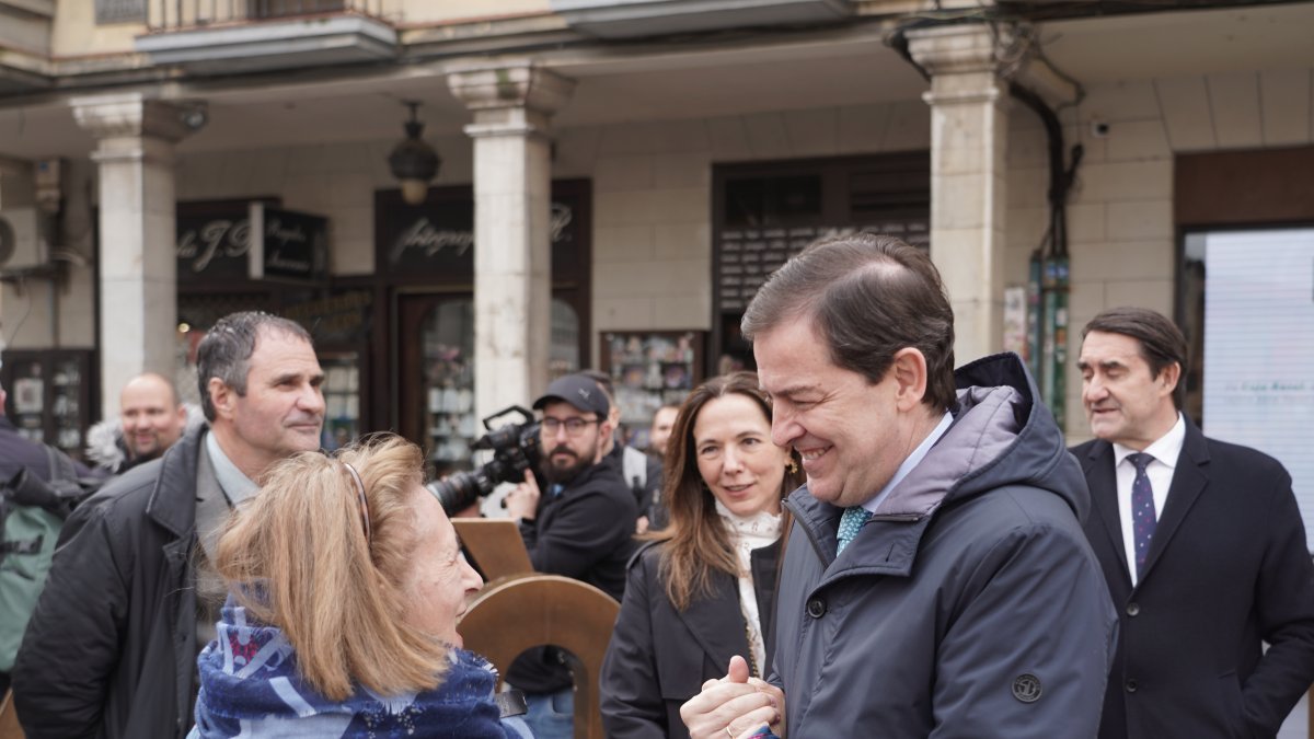 Alfonso Fernández Mañueco saluda a una simpatizante