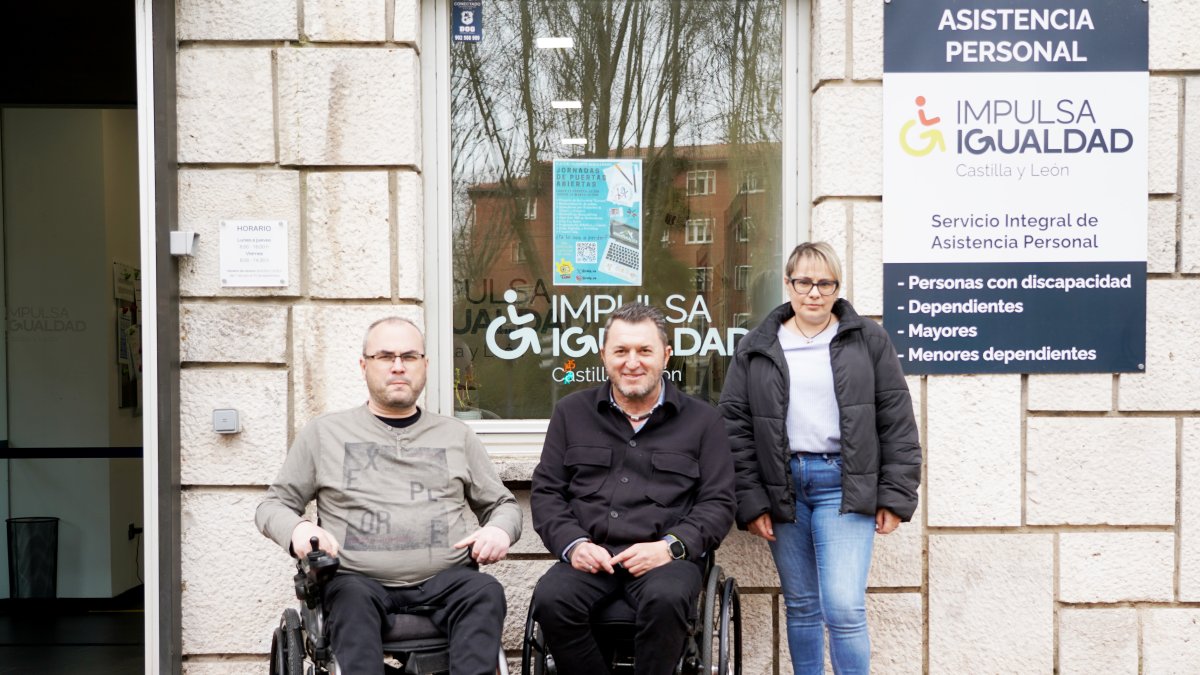 Décimo aniversario de Impulsa Igualdad. De izquierda a derecha, el usuario Nacho Fadrique, el presidente de Impulsa Igualdad, Fran Sardón, y la asistenta Henar Gómez