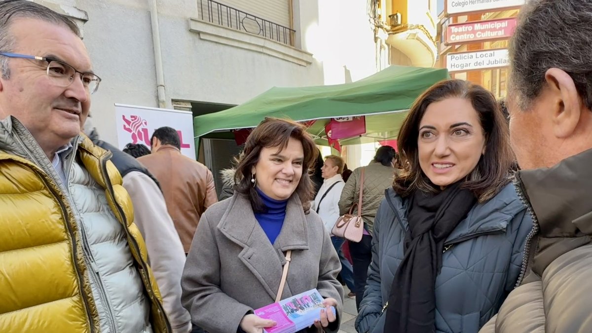 La candidata de Unión del Pueblo Leonés (UPL) a las Cortes, Alicia Gallego, visita La Bañeza