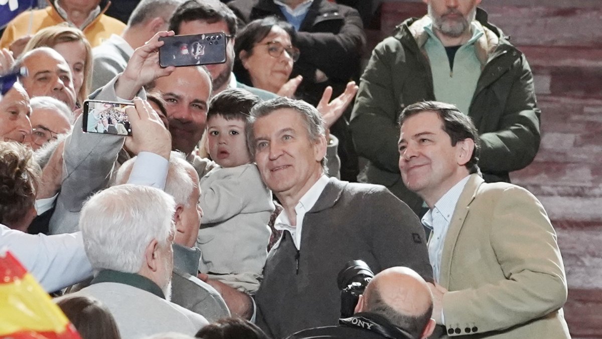 Feijóo y Mañueco se toman un selfie en el acto en Ávila