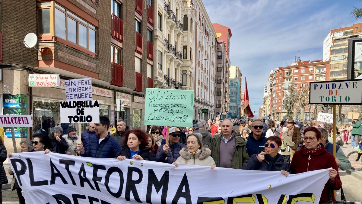 La Plataforma en Defensa del Ferrocarril de Vía Estrecha de León se manifiesta por el centro de la capital