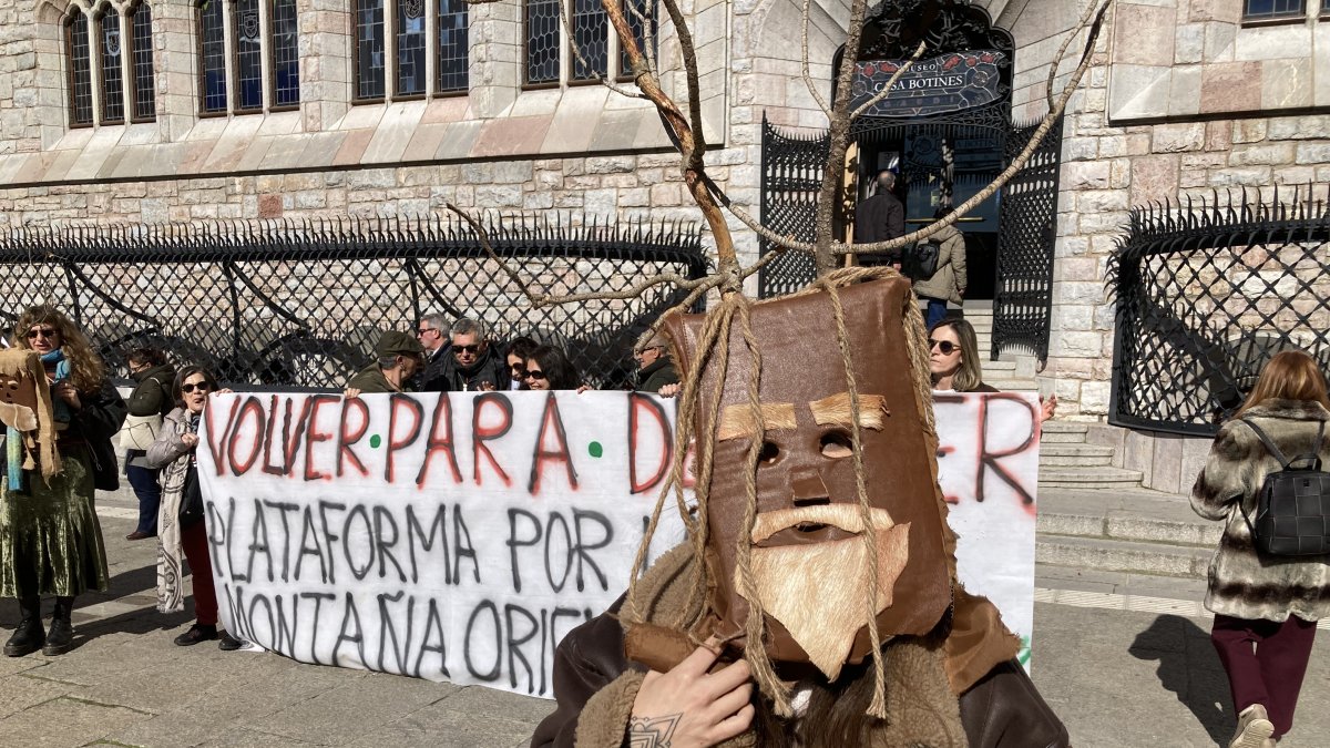Concentración convocada por varios colectivos en León para denunciar el expolio de los recursos de sus pueblos