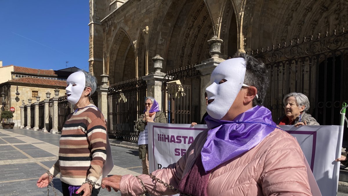 La Revuelta de Mujeres en la Iglesia reclaman igualdad con una dramatización simbólica en la plaza de la catedral de León.