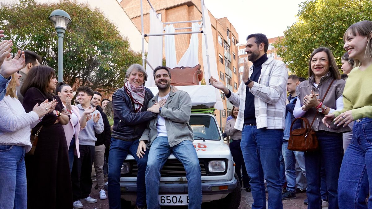 Carlos Martínez posa junto al papamovil en Valladolid