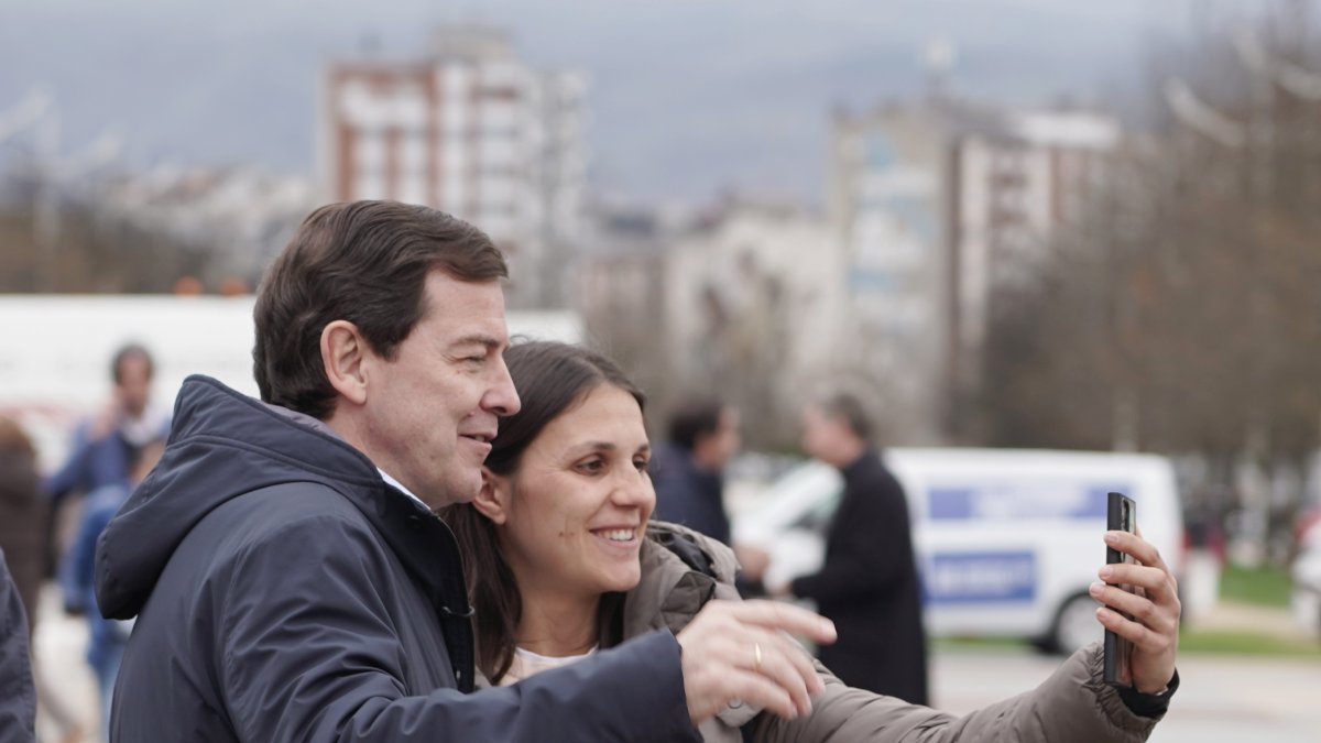 Alfonso Fernández mañueco se toma una imagen en Ponferrada