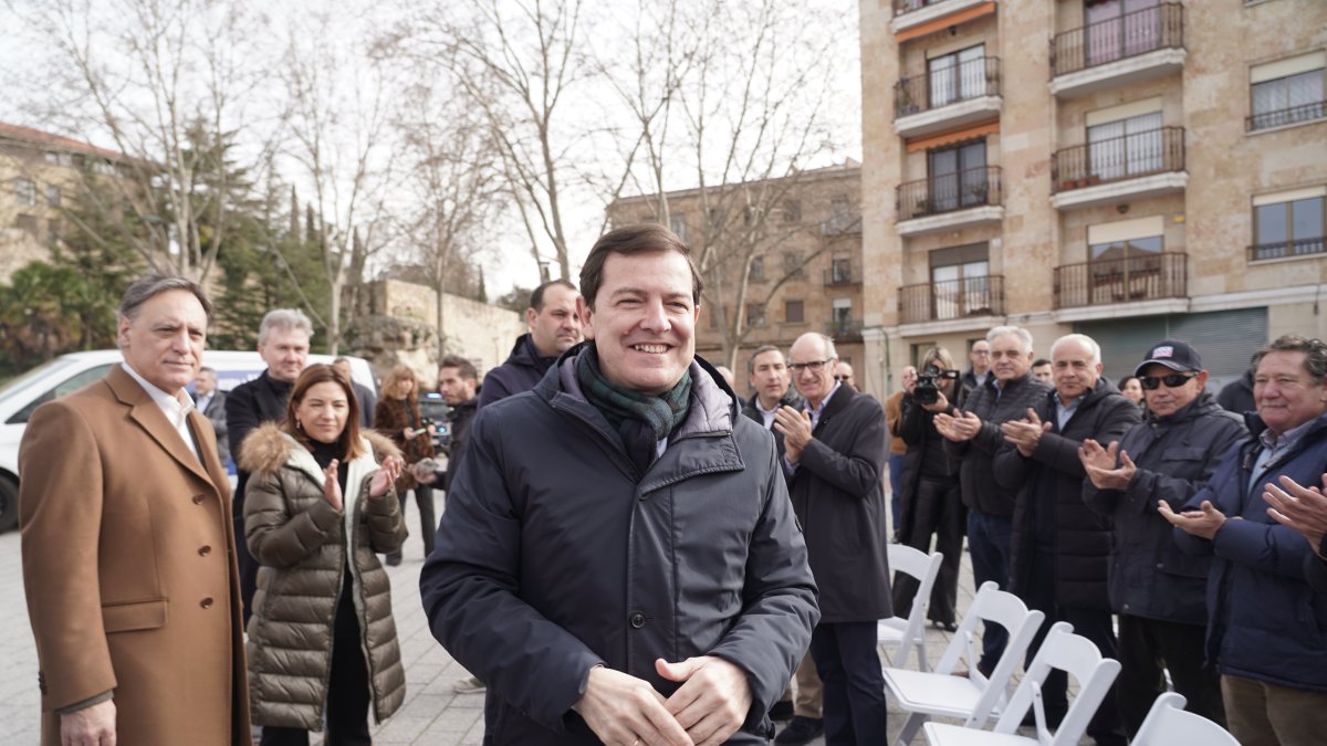 El candidato del PP de Castilla y León a la reelección como presidente de la Junta, Alfonso Fernández Mañueco, clausura un acto de partido en Salamanca.