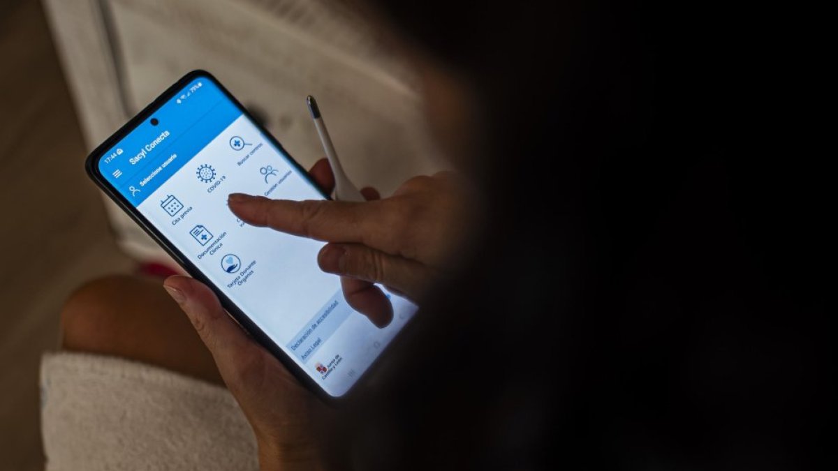 Una persona utilizando la aplicación de Sacyl en una imagen de archivo