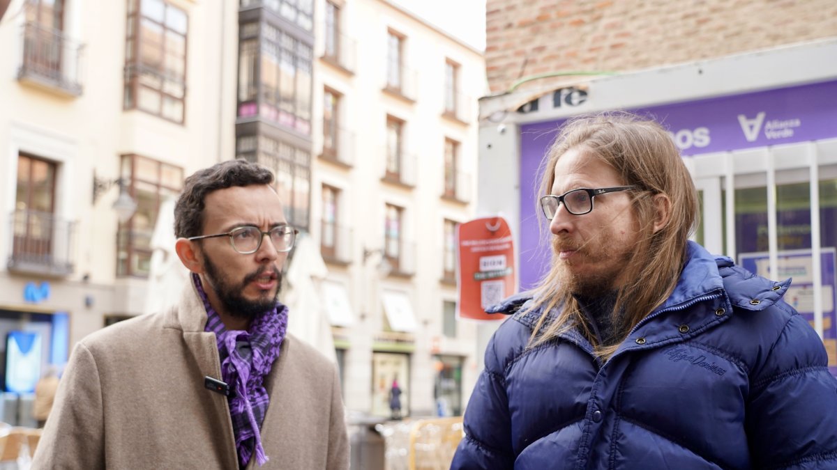 El candidato de Podemos-Alianza Verde, Miguel Ángel Llamas, y el secretario de Organización y portavoz de Podemos, Pablo Fernández, visitan su caseta de campaña electoral.
