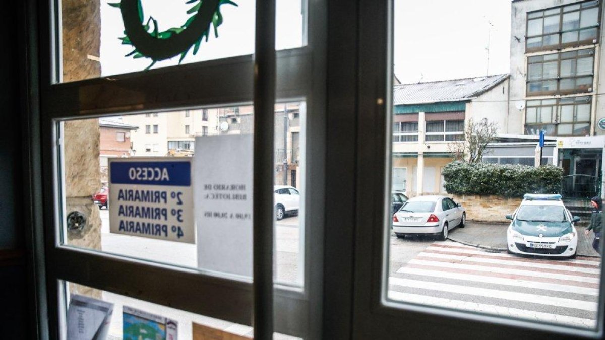 El colegio de la localidad que ha necesitado de vigilancia por los actos del vecino.