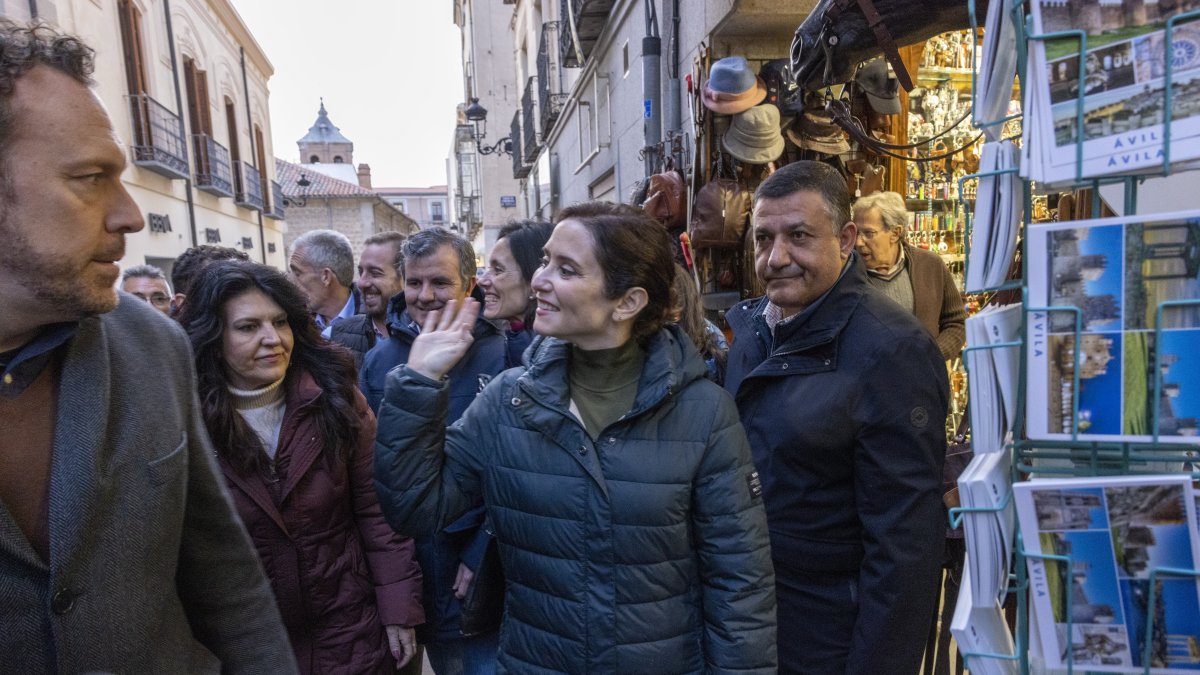 La presidenta de la Comunidad de Madrid, Isabel Díaz Ayuso, visita la ciudad de Ávila y acompaña a los candidatos del PP a las elecciones autonómicas en un acto electoral