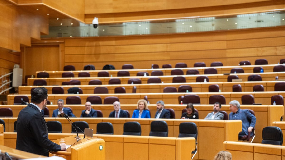 Bancada del PSOE en el Senado completamente vacía en el momento de debatir una moción sobre infraestructuras en Castilla y León.
