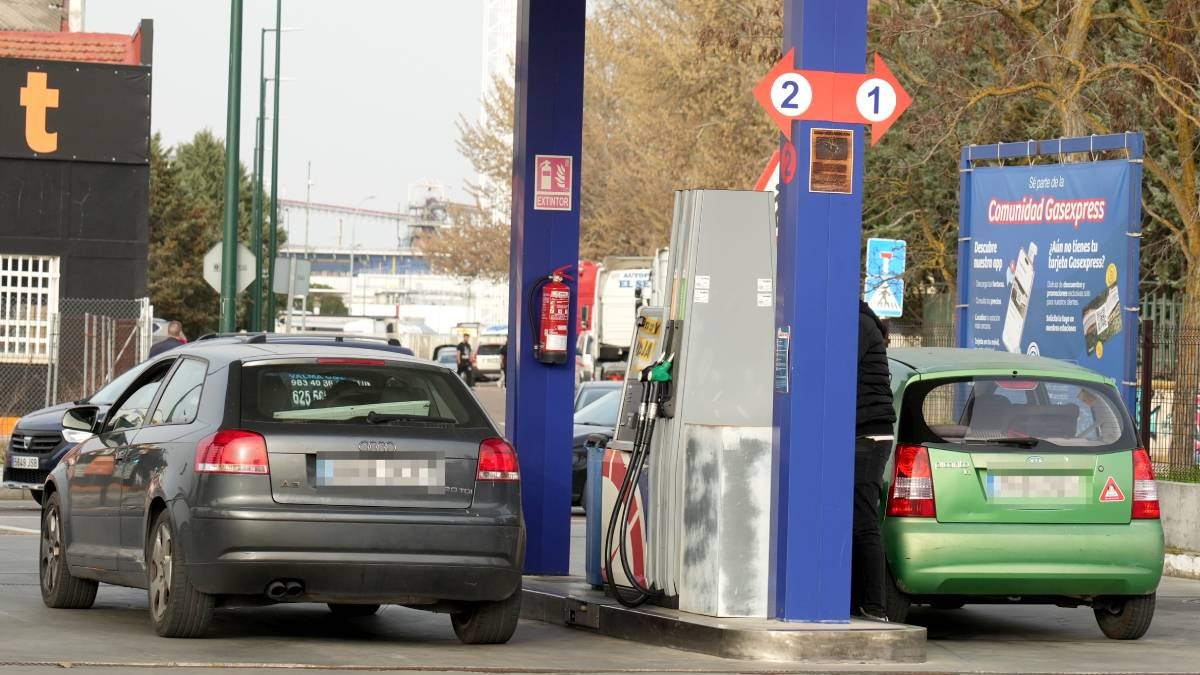 Panel de precios de los carburantes en una estación de servicio en Valladolid.