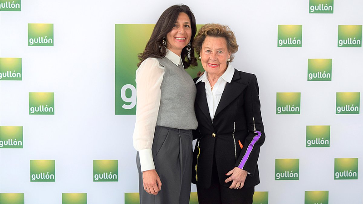 Lourdes Gullón junto a su madre y referente, María Teresa Rodríguez, que le cedió el testigo en la Presidencia de Galletas Gullón en el año 2019.