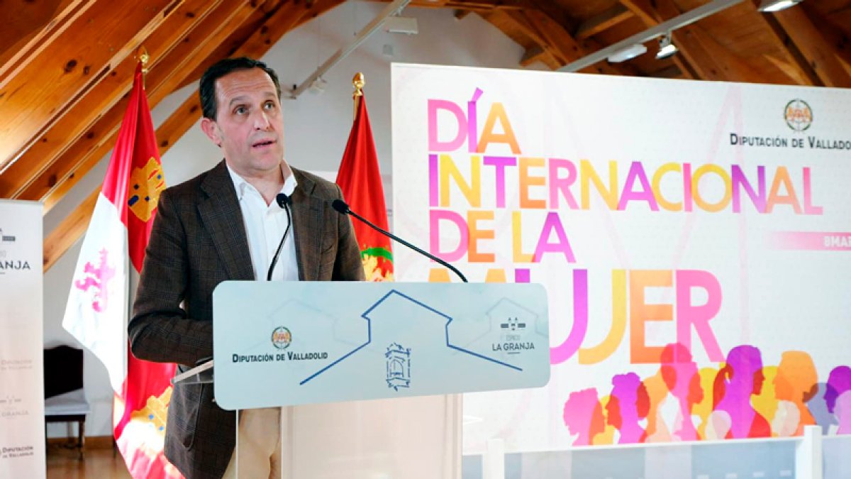 El presidente de la Diputación de Valladolid, Conrado Íscar, participa en la conmemoración del Día Internacional de la Mujer por parte de la institución provincial.