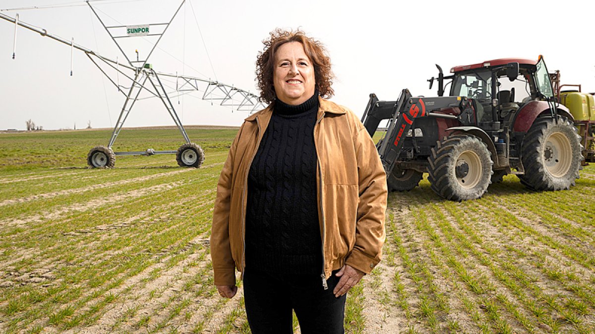 La agricultora vallisoletana Josefina García Rincón en una de las tierras que forman parte de su explotación agrícola ubicada en la localidad de Bocigas.