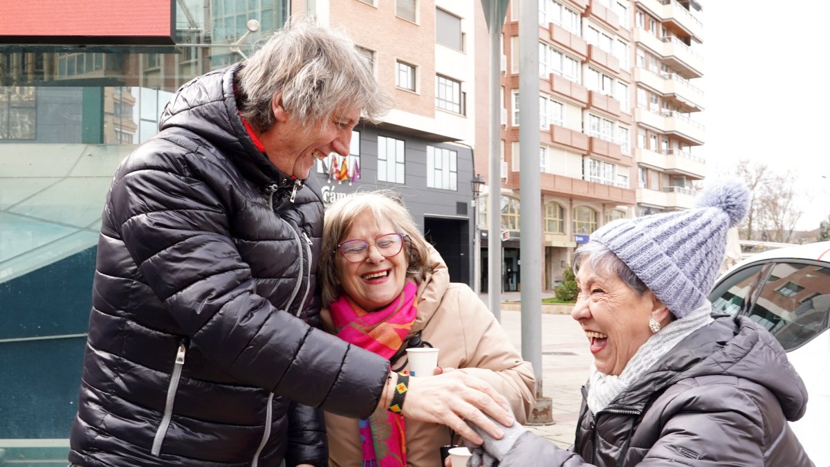 El candidato a la Presidencia de la Junta, Carlos Martínez, saluda a unas militantes durante su visita Palencia