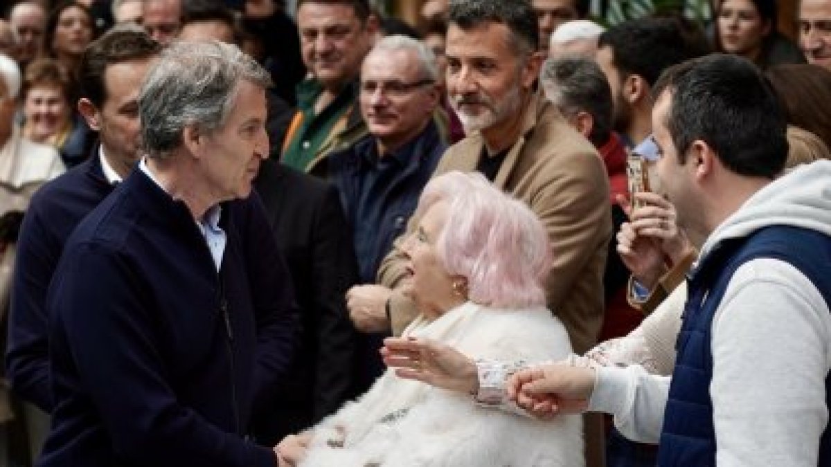 El presidente del Partido Popular, Alberto Núñez Feijóo, interviene en un mitin en Tordesillas (Valladolid).