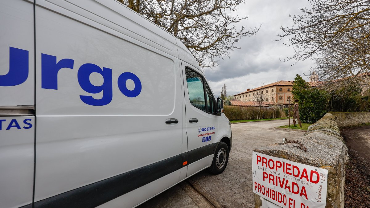 Imagen de una furgoneta de alquiler para llevarse enseres a la puerta del convento