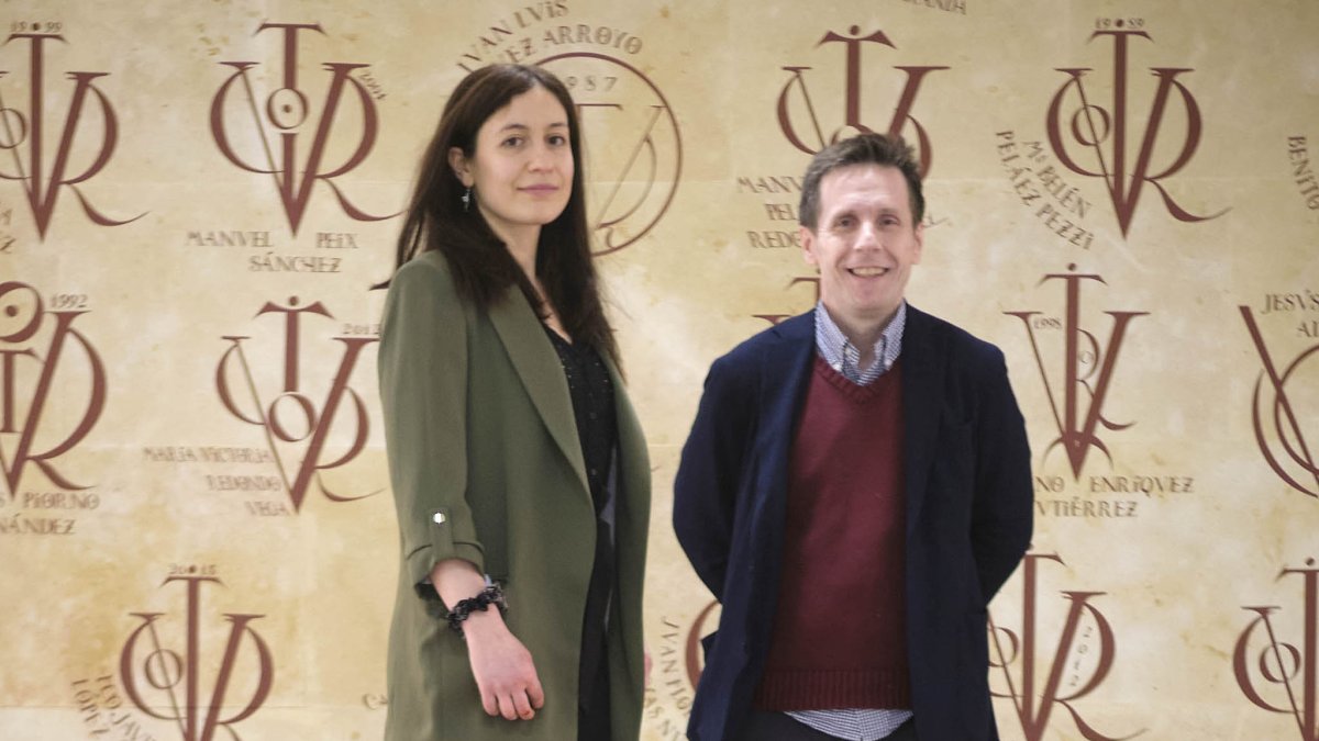 La psicóloga Beatriz Vicente y el reumatólogo del Hospital Clínico Universitario de Salamanca Carlos Montilla