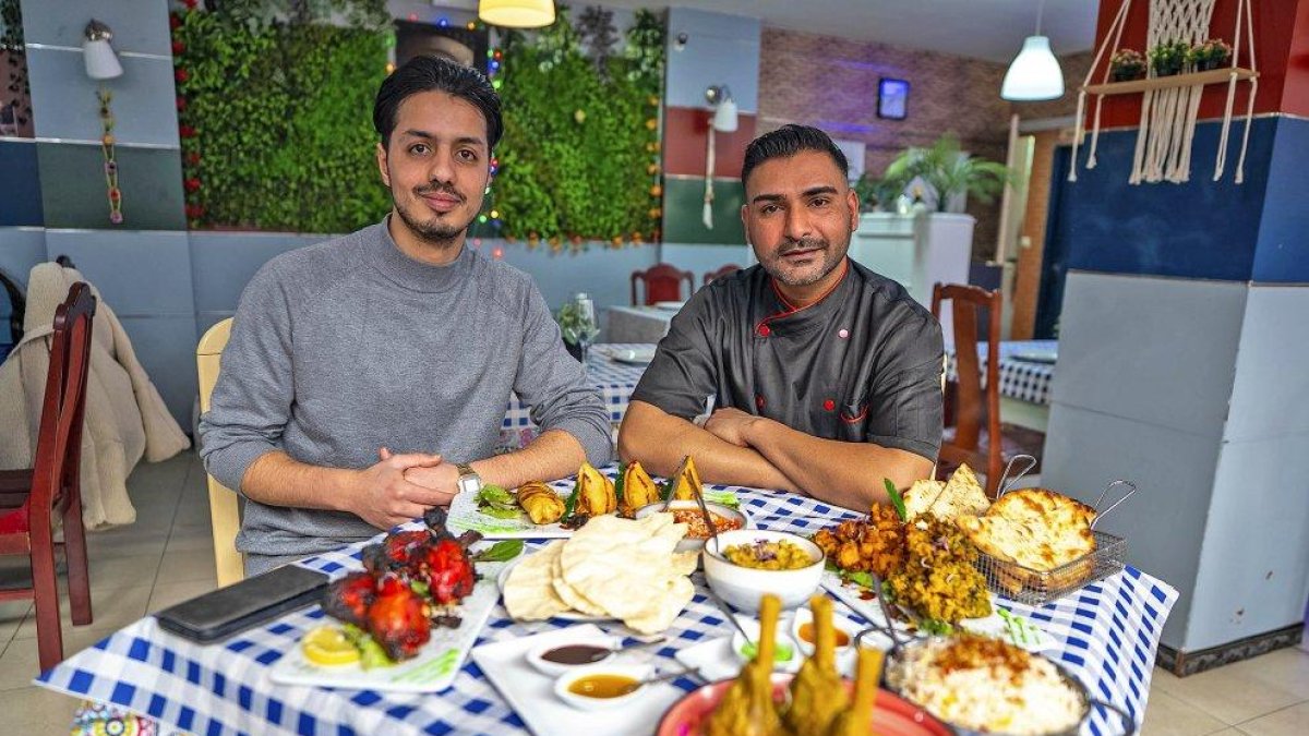 Mamoun Lamedi y Aqeel Abbas, en el restaurante Aroma de India de Valladolid.