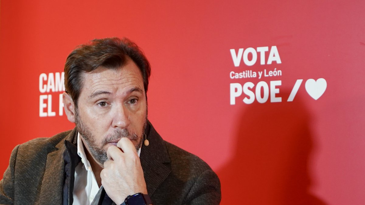 Óscar Puente, durante un desayuno informativo junto a Carlos Martínez en Soria.