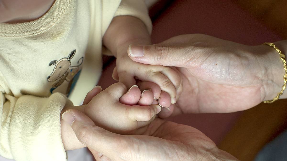 Una madre cuida de su hijo.