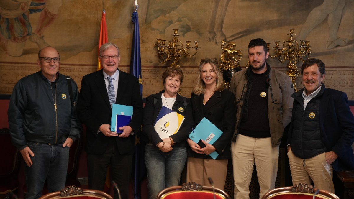 Alicia García se reúne con la plataforma en defensa del Feve en León