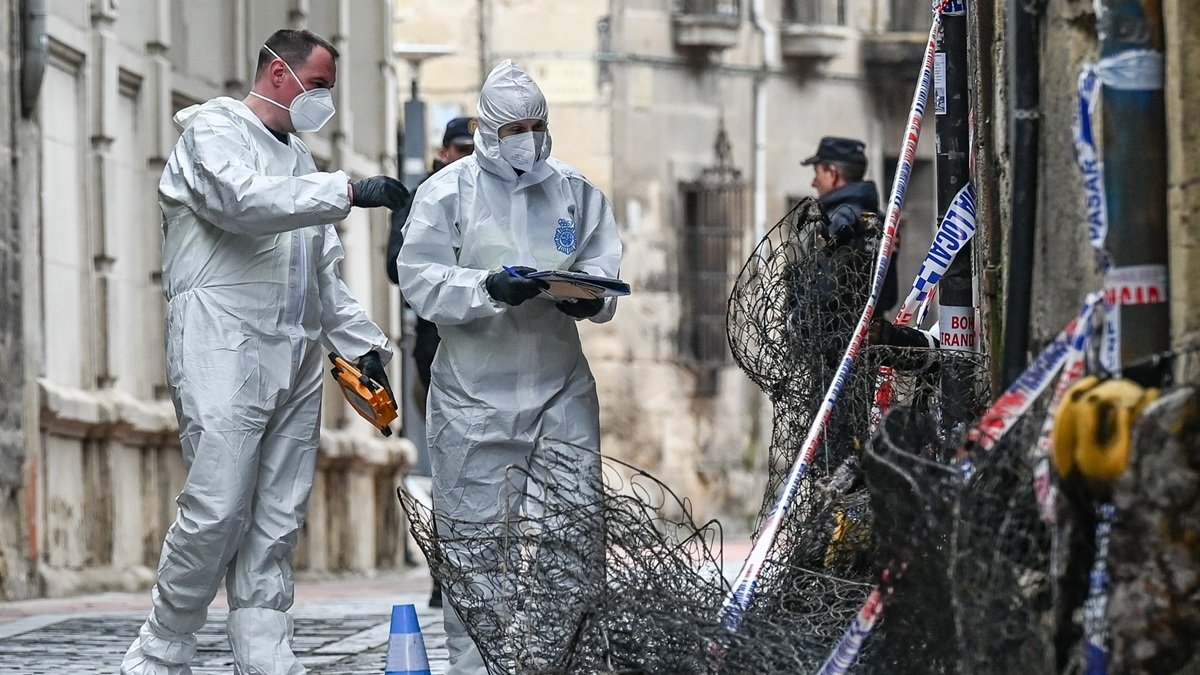Policía científico en el edificio del suceso.
