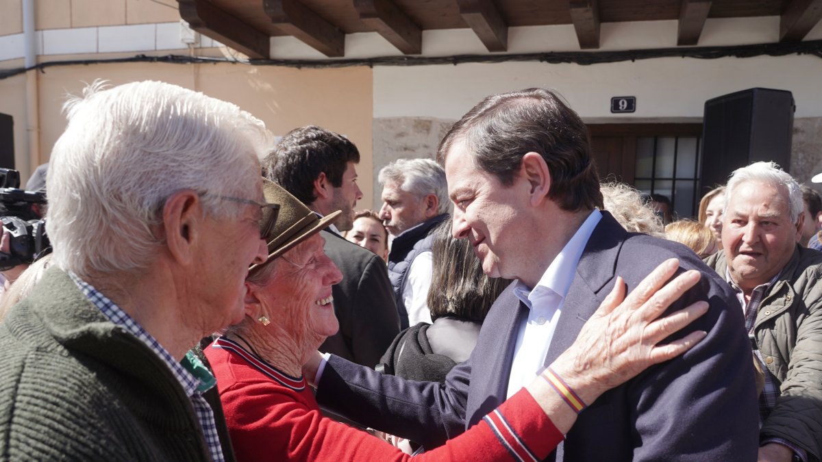 Alfonso Fernández Mañueco participa en un acto electoral en Candeleda (Ávila).