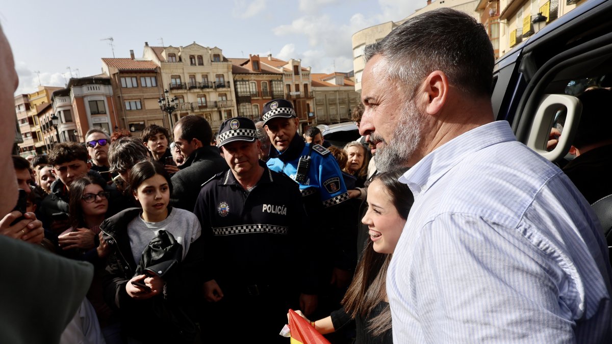 Abascal se hace una foto con una joven al bajar de la furgoneta con la que ha recorrido 8.000 kilómetros por la Comunidad.