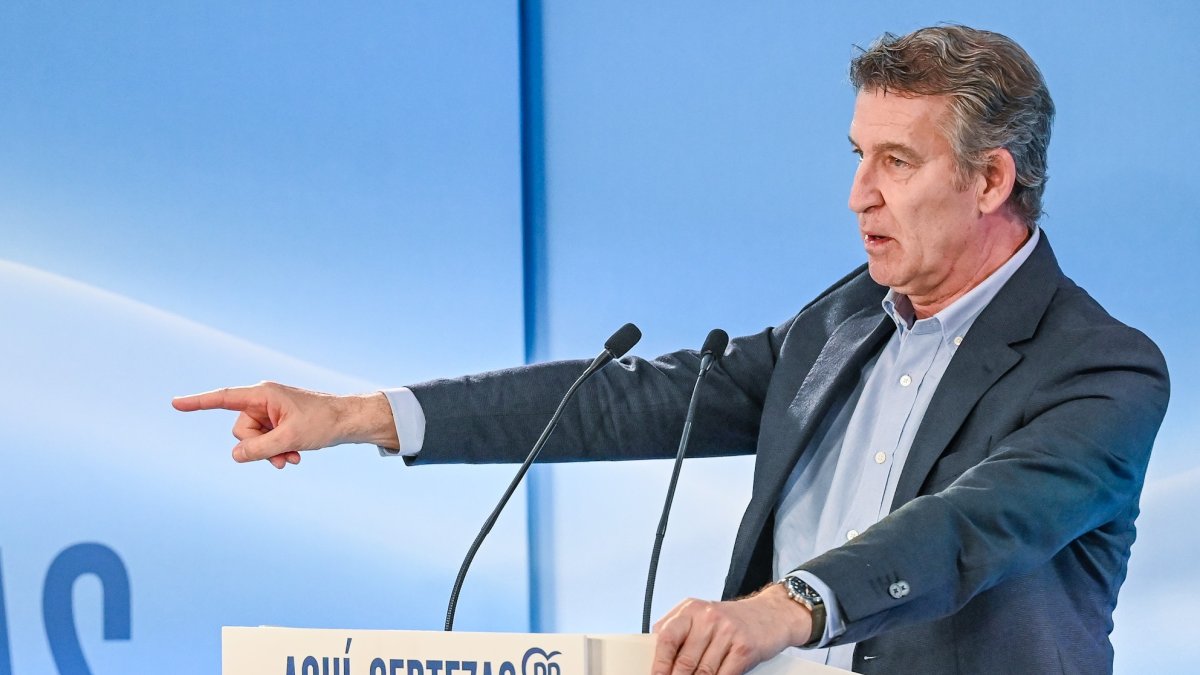 El presidente del Partido Popular, Alberto Núñez Feijóo, interviene en un mitin en Villarcayo