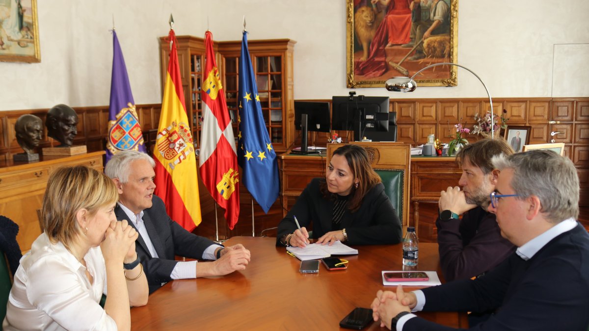 Reunión de trabajo de la alcaldesa de Palencia con expertos para preparar el eclipse solar total en Palencia