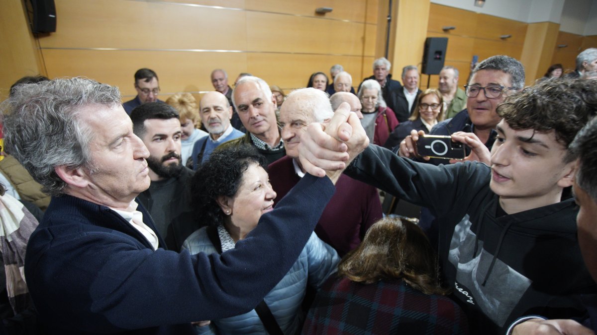 El presidente nacional del PP, Alberto Núñez Feijóo, participa en un acto público en la Casa de la Cultura en Ponferrada