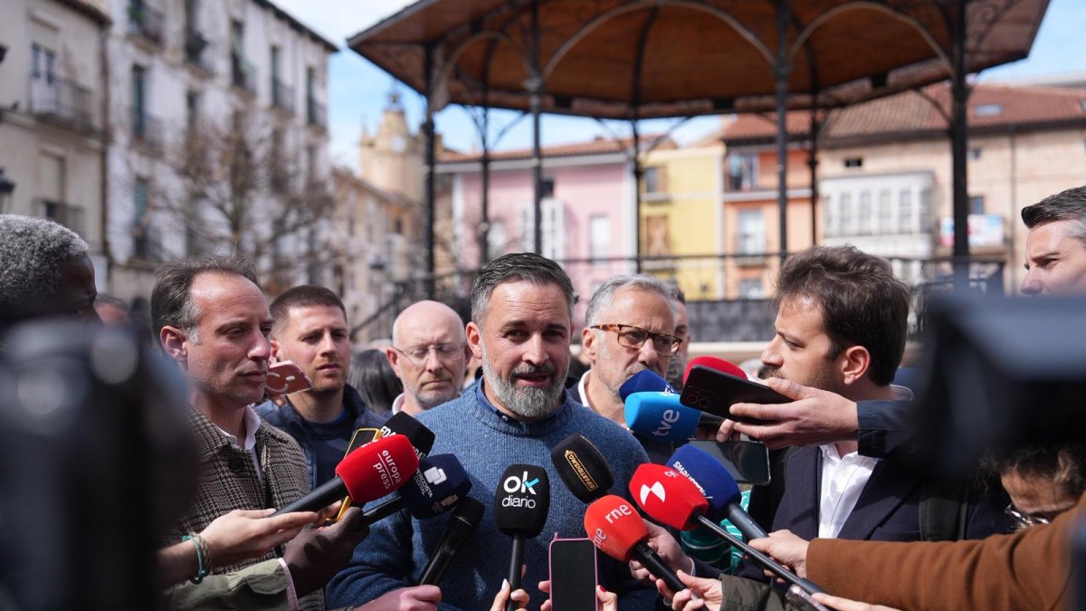 Santiago Abascal, en la atención a los medios en Miranda de Ebro.