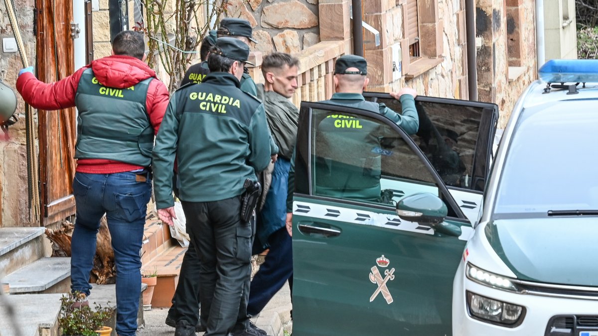 El hombre tras ser detenido por los GRS en la casa del pueblo de Burgos donde estaba atrincherado.