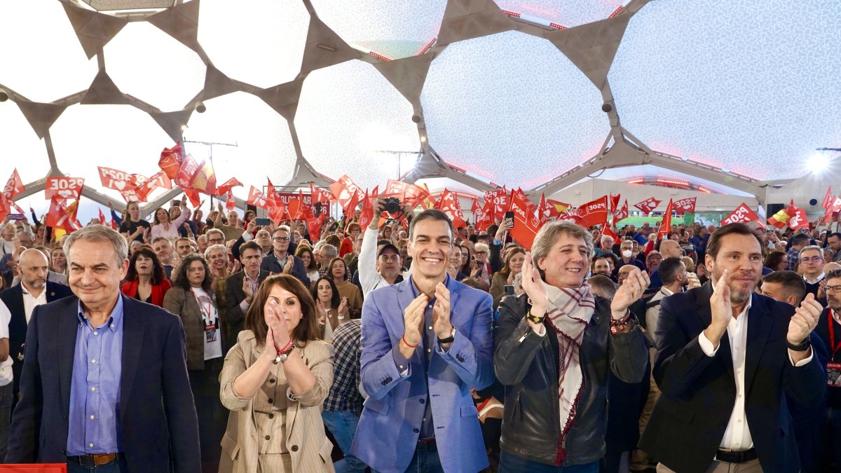 José Luis Rodríguez Zapatero, Pedro Sánchez, Carlos Martínez y Óscar Puente en el acto de final de campaña en Valladolid