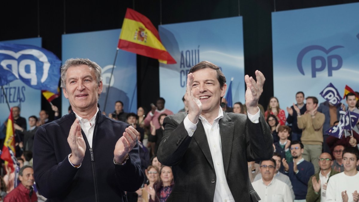 Alberto Núñez Feijóo y Alfonso Fernández Mañueco, durante el acto de fin de campaña del PPCyL en Valladolid celebrado este viernes