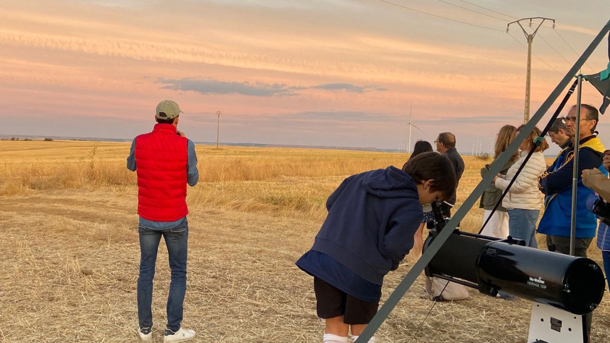 Aficionados a la astronomía observan el cielo de Paredes de Nava (Palencia) en una foto de archivo.