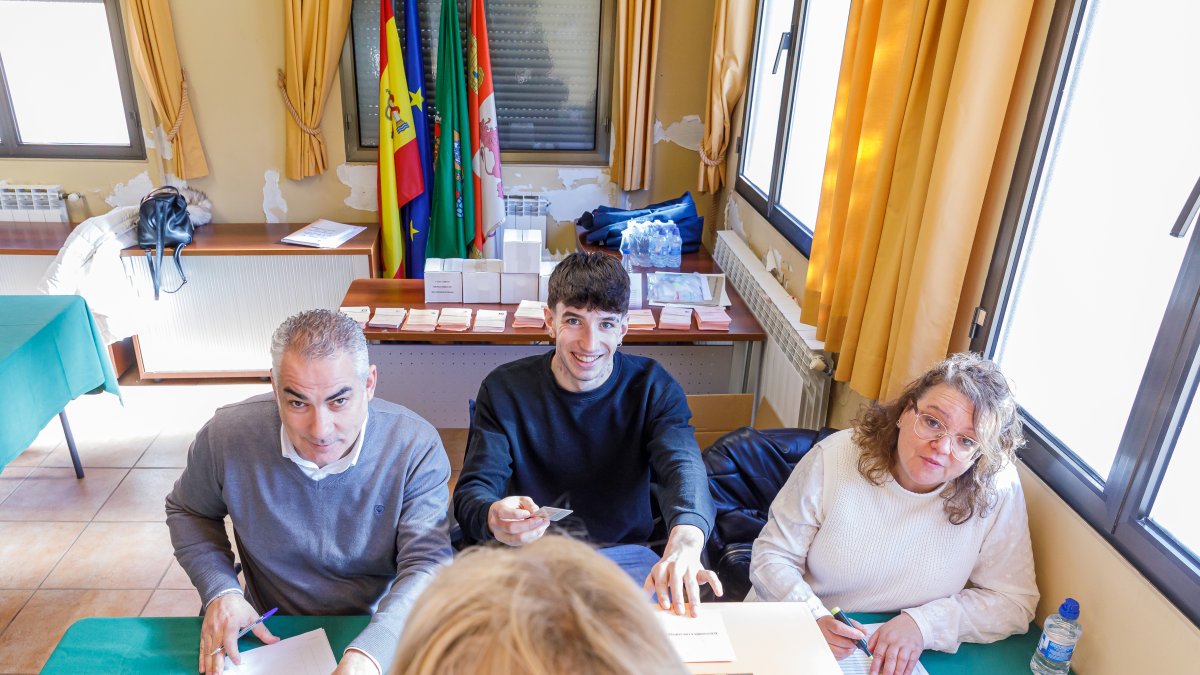 El jóven Guzmán Martín, ejerce su derecho al voto y además es presidente de mesa por vez primera