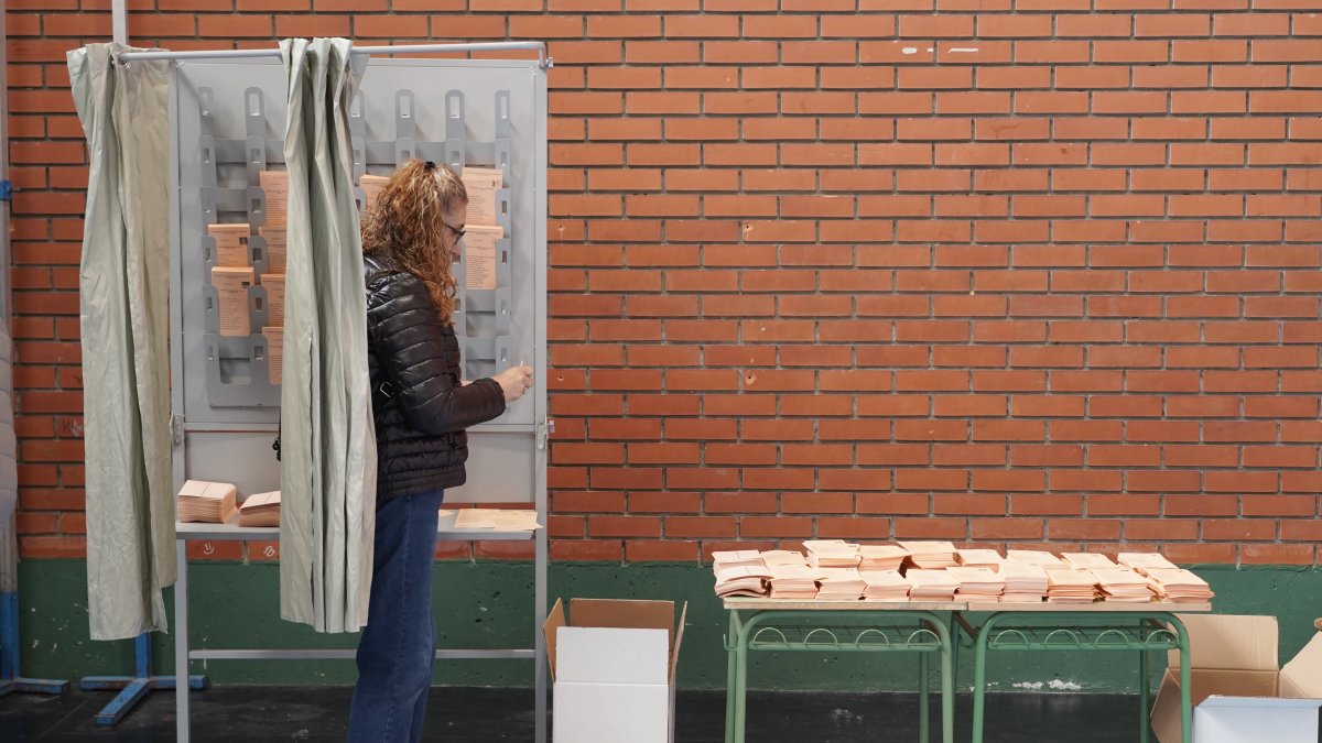Una mujer realizando el voto