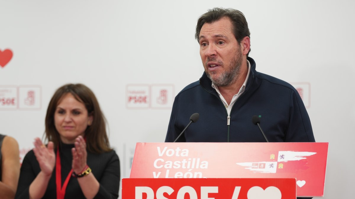 Óscar Puente junto con Patricia Gómez Urbán en la sede del PSOE.