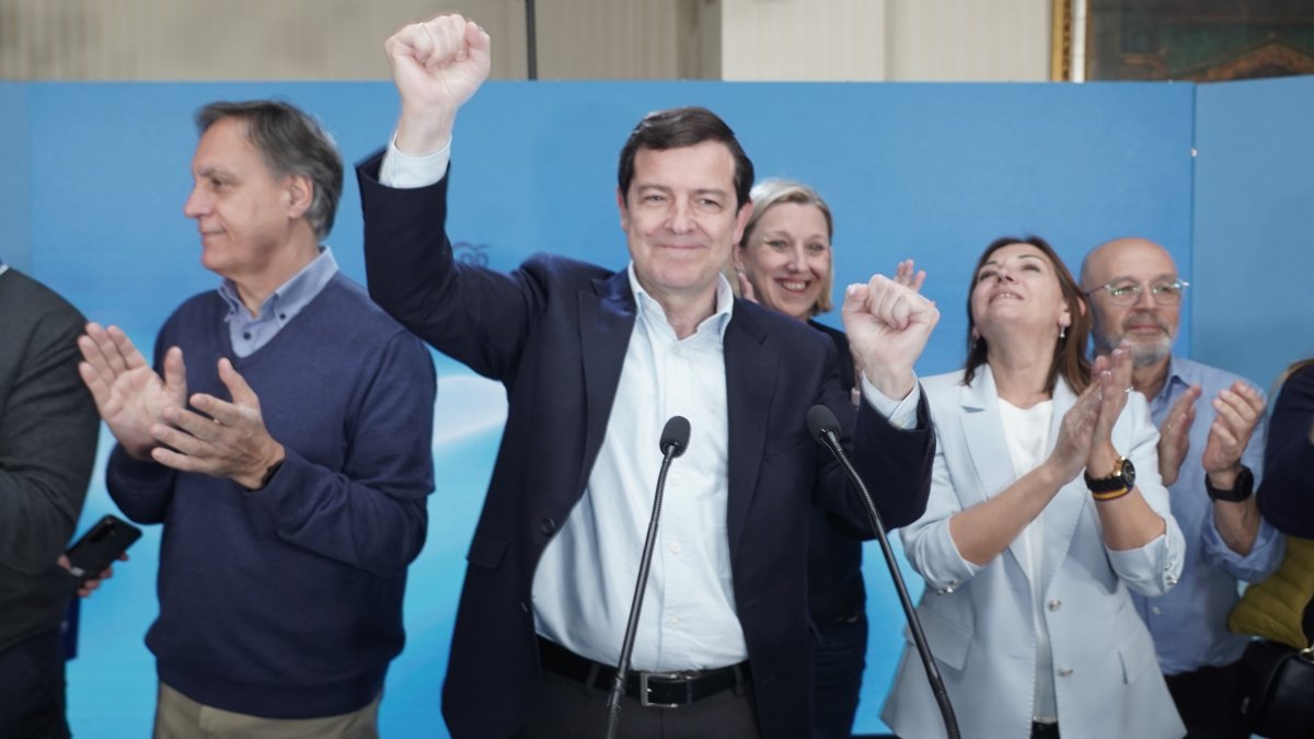 El candidato del PP a la Presidencia de la Junta de Castilla y León, Alfonso Fernández Mañueco, celebra la victoria electoral en Salamanca