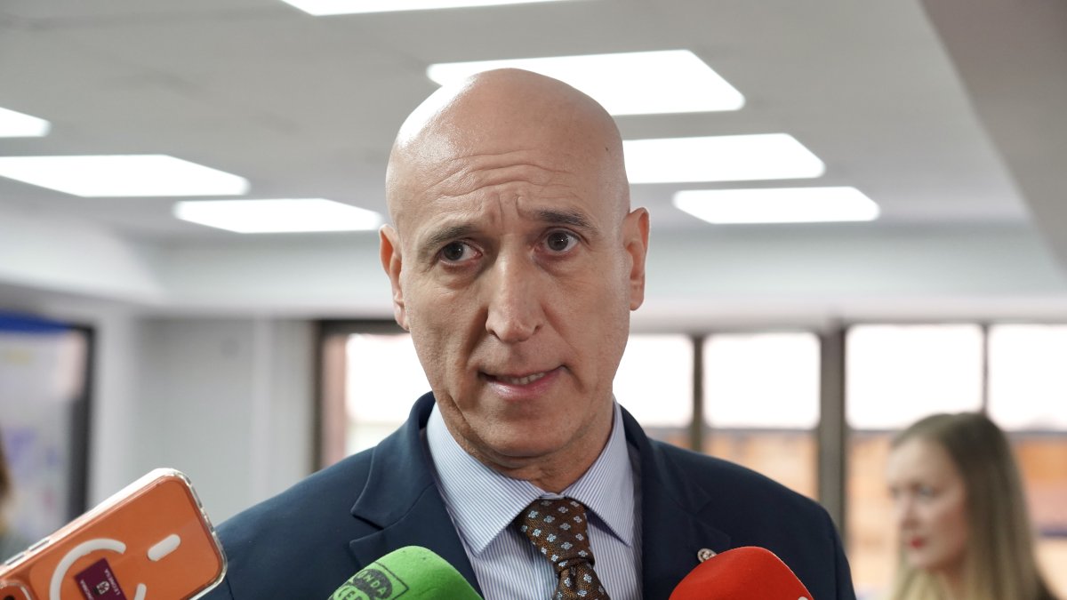 José Antonio Diez atiende a los medios este lunes en León