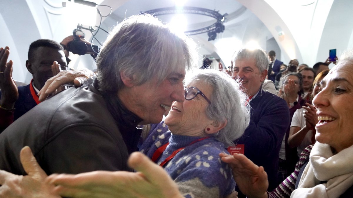 Carlos Martínez celebra con militantes el resultado electoral.