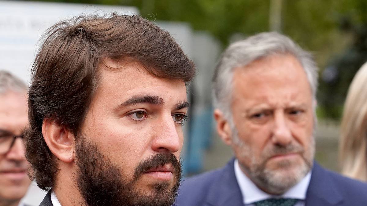Carlos Pollán, en segundo término, observa a Juan García-Gallardo durante la inauguración de una exposición al aire libre en Valladolid, en una foto de archivo.