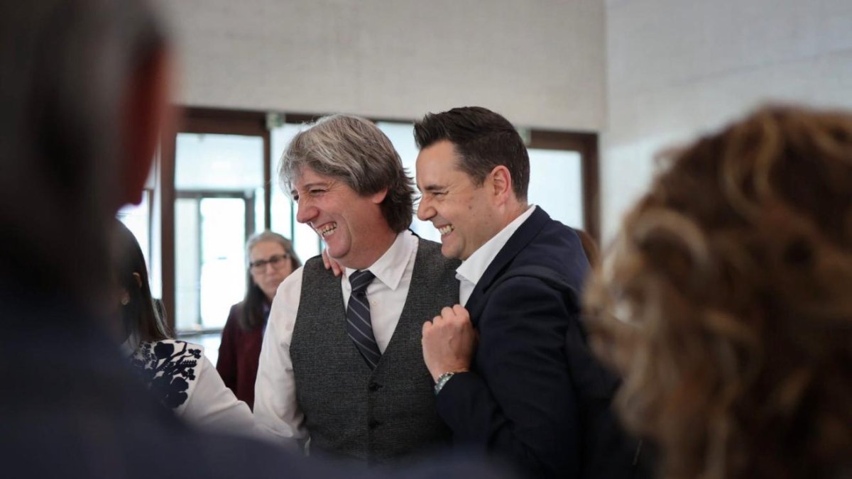 Carlos Martínez en su primera reunión de su grupo parlamentario tras el 15-M