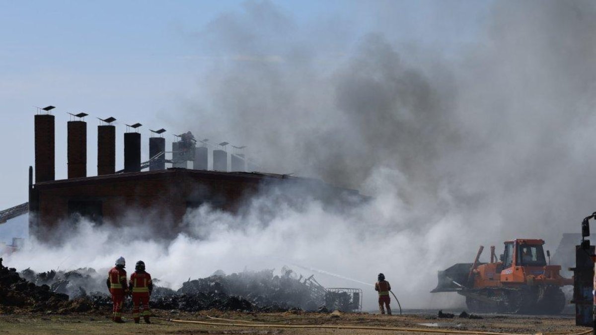 Incendio de la nave de residuos plásticos y neumáticos de La Bañeza (León).